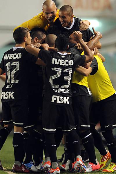 Corinthians vence na Vila e fica perto da final da Libertadores