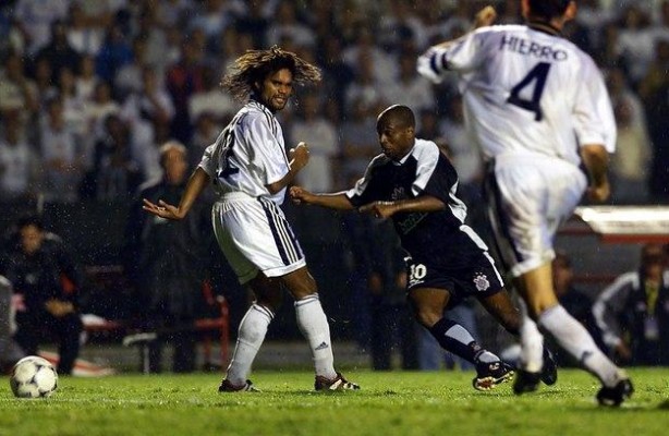 Edlson humilhando Karembeu, do Real Madrid, no campeonato mundial FIFA de 2000