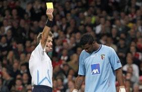 Felipe recebendo carto amarelo na goleada que o Braga tomou de 6x0 do Arsenal