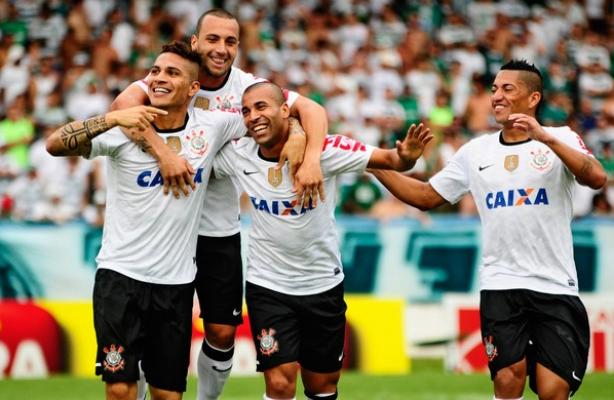 Jogadores do Corinthians comemoram o nico gol da partida