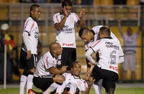 Jogadores do Corinthians comemorando o gol de Liedson