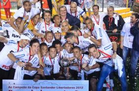 Jogadores do Corinthians pousando pra foto de campeo da Libertadores 2012