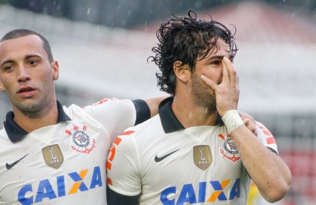Pato marcou aps boa assistncia de Renato Augusto