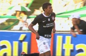 Paulinho comemorando o gol de empate do Corinthians