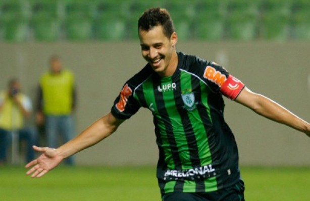 Rodriguinho (camisa 10) comemora um de seus gols pelo Amrica-MG