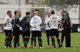 Tcnico Tite conversa com jogadores do Corinthians no treino desta tera-feira