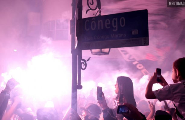 Torcedores do Corinthians fazem festa em marco histrico de fundao do clube