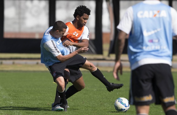 Com Gil e time reserva, Corinthians treina forte nesta segunda-feira