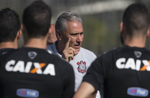 Corinthians treina forte, mas sem Renato Augusto