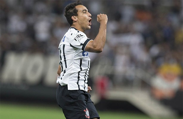 Jadson faz o segundo gol do Corinthians contra o Figueirense