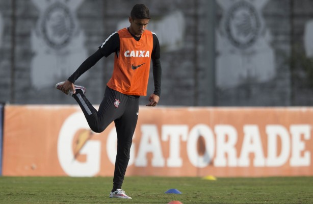 Matheus Pereira comenta a expectativa antes da estreia pelo profissional do Corinthians