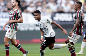 Wesley correndo sorridente aps marcar gol contra o Fluminense