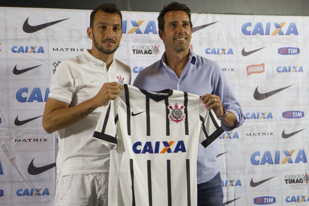 Edu Dracena foi apresentado pelo ex-gerente de futebol Edu Gaspar em 2015
