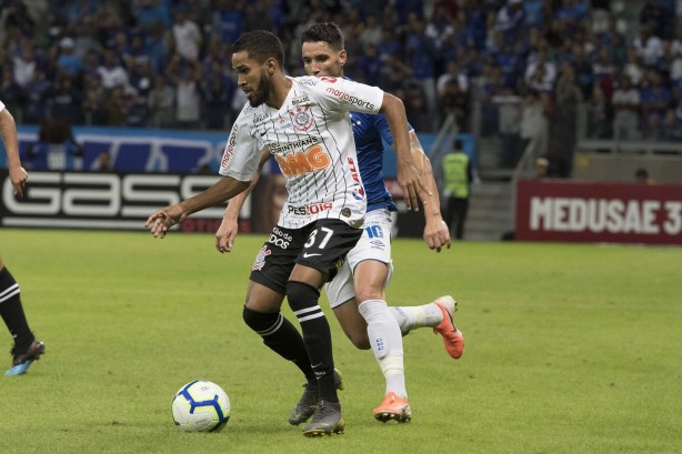 Everaldo estreou pelo Corinthians em duelo contra o Cruzeiro
