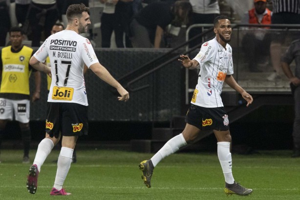 Boselli e Everaldo comemoram o segundo gol do Corinthians contra o Botafogo