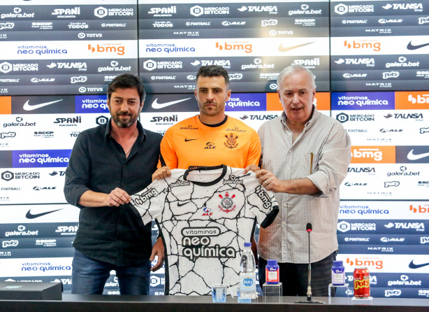 Corinthians apresentou Jnior Moraes ao lado de Duilio Monteiro Alves e Roberto de Andrade