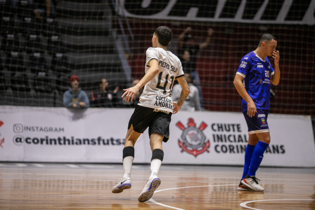 Pietro comemora gol durante jogo entre Corinthians pelo Estadual de Futsal