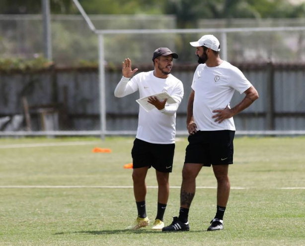 Atualmente auxiliar de Danilo no Sub-20, Vincius Marques  bem visto dentro do Corinthians e pode...