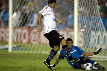 FLUMINENSE/RJ X CORINTHIANS/SP - em um lance da partida realizada esta noite no est�dio do Maracan�, v�lida pela decis�o nas oitavas de final da Copa do Brasil 2009