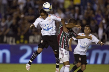 FLUMINENSE/RJ X CORINTHIANS/SP - em um lance da partida realizada esta noite no est�dio do Maracan�, v�lida pela decis�o nas oitavas de final da Copa do Brasil 2009