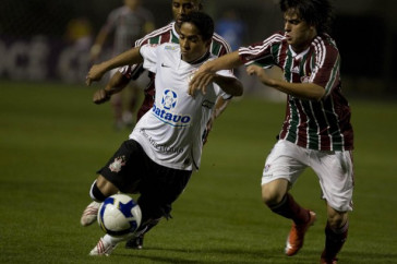 CORINTHIANS/SP X FLUMINENSE/RJ -  em um lance da partida realizada esta noite no est�dio do Pacaembu, zona oeste da cidade, v�lida pelo turno do Campeonato Brasileiro de 2009