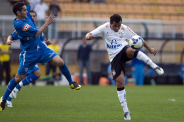 CORINTHIANS/SP X AVAI/SC - Caio e Bruno Bertucci em um lance da partida realizada esta tarde no est�dio do Pacaembu, zona oeste da cidade, v�lida pelo turno do Campeonato Brasileiro de 2009