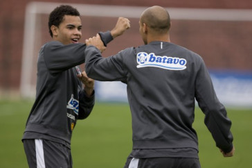 Dentinho brinca com Edno, de costas,
?20091013_DAJ_CORINT_TREI_1 durante o treino do Corinthians realizado esta tarde no Parque S�o Jorge; o pr�ximo jogo do time ser� domingo, dia 18/10, contra o Sport, em Recife, pelo returno do Campeonato Brasileiro 2009