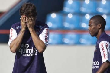 Tcheco, com Elias(d), passa protetor solar durante o treino do Corinthians realizado esta manh� na Arena Barueri, em Barueri, zona oeste de S�o Paulo; o pr�ximo compromisso do time pelo Campeonato Paulista 2010, ser� amanh�, s�bado, dia 13/02, contra a Portuguesa, no est�dio do Caninde