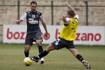 Danilo, que volta ao time no domingo, e Marcelo Mattos durante o treino do Corinthians realizado esta manh� no Parque S�o Jorge, zona leste da cidade; o pr�ximo jogo do time ser� dia 07/03, domingo, contra o S�o Caetano, na Arena Barueri, em Barueri, pela 13� rodada do Campeonato Paulista 2010