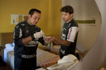Imagem refletida no espelho de Tcheco junto com o fisiologista Guilherme Rodrigues colhendo material para exame de sangue antes do treino na intertemporada do Corinthians, realizado esta tarde no Oscar Inn Resort em Aguas de Lindoia, interior de S�o Paulo. O pr�ximo jogo do time ser� dia 14/07, contra o Cear�, no est�dio Castel�o, pela 7� rodada do Campeonato Brasileiro 2010; S�o Paulo, Brasil