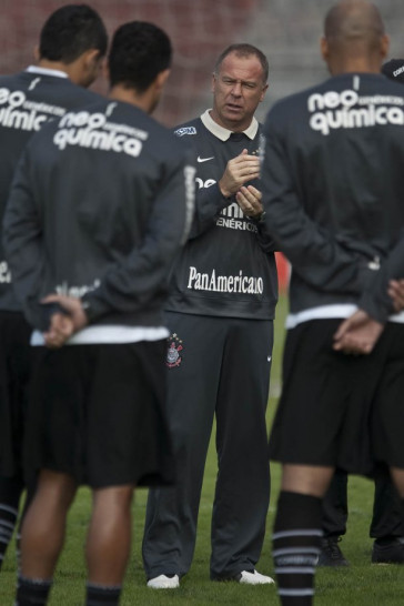 Mano Menezes conversa com o grupo de jgoadores durante treinamento do Corinthians, realizado esta manh� no Parque S�o Jorge. O pr�ximo jogo do time pelo Campeonato Brasileiro 2010, ser� dia 14/07, contra o Cear� no Castel�o, em Fortaleza; S�o Paulo, Brasil