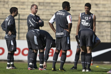 Mano Menezes conversa com os jogadores do time titular durante treinamento do Corinthians, realizado esta manh� no Parque S�o Jorge. O pr�ximo jogo do time pelo Campeonato Brasileiro 2010, ser� dia 14/07, contra o Cear� no Castel�o, em Fortaleza; S�o Paulo, Brasil