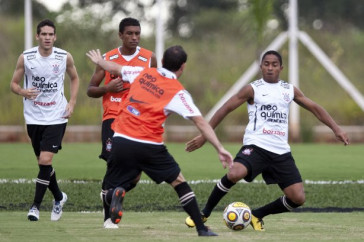 Marcelo Oliveira; Paulinho; Bruno Cesar, de costas, e Jorge Henrique durante o treino desta tarde no CT Joaquim Grava, no Parque Ecol�gico do Tiete. O time se prepara para o jogo contra o Ituano, amanh�, 4a feira, dia 09/02, complemento da 6� rodada do Campeonato Paulista 2011