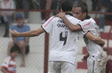 Liedson do Corinthians comemora ap�s marca gol contra a equipe do Linense durante partida v�lida pelo Campeonato Paulista realizado no est�dio Gilberto Lopes