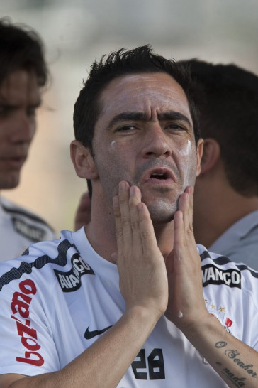 Chic�o que voltou a treinar com bola, passa protetor solar durante o treino do Corinthians esta tarde no CT Joaquim Grava, Parque Ecol�gico do Tiete. O time se prepara para o jogo contra o Mirassol, domingo dia 13/03, no est�dio Jos� Maria de Campos Maia, em Mirassol/SP, pela 13� rodada do Campeonato Paulista 2011