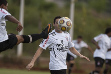 Luis Ramirez e Chic�o, que voltou a treinar com bola, durante o treino do Corinthians esta tarde no CT Joaquim Grava, Parque Ecol�gico do Tiete. O time se prepara para o jogo contra o Mirassol, domingo dia 13/03, no est�dio Jos� Maria de Campos Maia, em Mirassol/SP, pela 13� rodada do Campeonato Paulista 2011