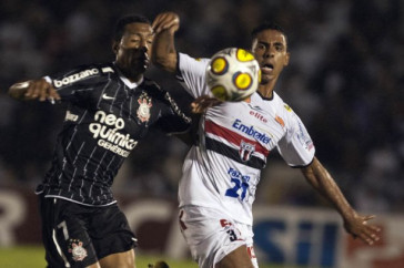 Luis Ramirez e Moacir durante a partida entre Botafogo/RP x Corinthians, realizada esta noite no est�dio Santa Cruz, pela 17� rodada do Campeonato Paulista 2011. Ribeir�o Preto/Sao Paulo/Brasil