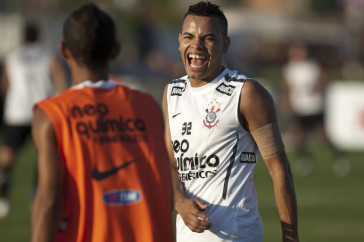 Dentinho conversa com Liedson durante treino do Corinthians esta tarde no CT Joaquim Grava, no Parque Ecol�gico do Tiete. O time se prepara para o jogo contra o Santo Andr�, domingo dia 17/04/2011, no est�dio Bruno Jos� Daniel, pela 19� rodada, a �ltima, do Campeonato Paulista 2011