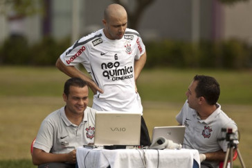 Alessandro conversa com os fisiologistas Guilherme Rodrigues e Ant�nio Fedato Filho durante treino do Corinthians esta manh� no CT Joaquim Grava, no Parque Ecol�gico do Tiete. O time se prepara para o jogo contra o Santo Andr�, domingo dia 17/04/2011, no est�dio Bruno Jos� Daniel, pela 19� rodada, a �ltima, do Campeonato Paulista 2011
