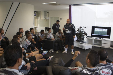 O auxiliar Geraldo Delamore conversa com os jogadores antes do treino do Corinthians esta tarde no CT Joaquim Grava, no Parque Ecol�gico do Tiete. O time se prepara para o jogo contra o Gr�mio, domingo a tarde, dia 22/05, no est�dio Ol�mpico, em Porto Alegre, pela 1� rodada do Brasileir�o 2011