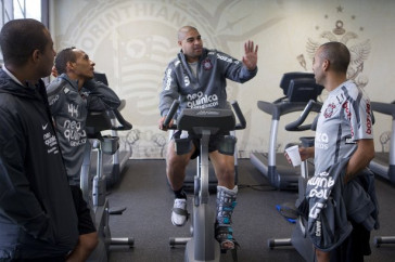 Caio Mello, fisioterapeuta; Liedson; Adriano e Emerson durante treino do Corinthians esta manh� no CT Joaquim Grava, no Parque Ecol�gico do Tiete. O time se prepara para o jogo contra o Flamengo, dia 05/06, domingo a tarde, no est�dio do Engenh�o, pela 3� rodada do Brasileir�o 2011