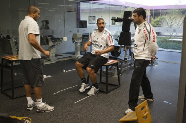 Adriano com os fisioterapeutas Caio Mello e Bruno Mazziotti durante treino do Corinthians esta tarde no CT Joaquim Grava, no Parque Ecol�gico do Tiete. O time se prepara para o jogo contra o S�o Paulo, dia 26/06, domingo a tarde, no est�dio do Pacaembu, pela 6� rodada do Brasileir�o 2011