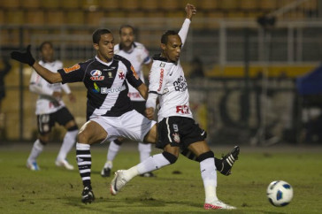 Romulo e Liedson durante a partida entre Corinthians x Vasco da Gama, realizada esta noite no est�dio do Pacaembu, pela 8� rodada do Campeonato Brasileiro de 2011