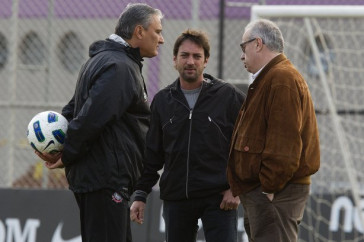 O t�cnico Tite(e) conversa com os diretores adjuntos Duilio Monteiro Alves e Roberto Andrade(d) durante o treino do Corinthians que aconteceu esta tarde no CT Joaquim Grava, no Parque Ecol�gico do Tiete. O time se prepara para o jogo contra o Atl�tico-GO, dia 10/07, domingo a tarde, no est�dio Serra Dourada, pela 9� rodada do Brasileir�o 2011