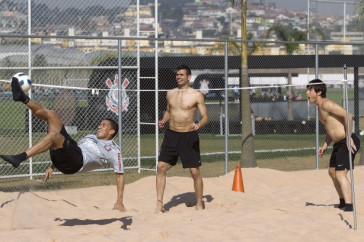 Ralf da uma bicicleta na frente de Leandro Cast�n e Willian durante o treino do Corinthians que aconteceu esta manh� no CT Joaquim Grava, no Parque Ecol�gico do Tiete. O time se prepara para o jogo contra o Botafogo, quarta-feira a noite, dia 20/07, no est�dio de S�o Janu�rio, pela 10� rodada do Brasileir�o 2011