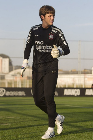 O goleiro Renan que entra como titular no pr�ximo jogo durante o treino do Corinthians que aconteceu esta tarde no CT Joaquim Grava, no Parque Ecol�gico do Tiete. O time se prepara para o jogo contra o Cruzeiro, domingo a tarde, dia 24/07, no est�dio do Pacaembu, pela 11� rodada do Brasileir�o 2011