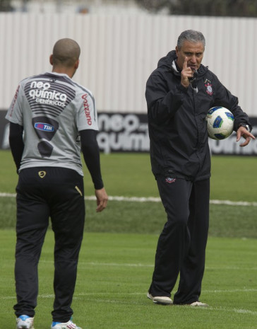 Tite conversa com Emerson, que entra como titular amanh�, durante o treino do Corinthians esta manh� no CT Joaquim Grava, no Parque Ecol�gico do Tiete. O time se prepara para o jogo contra o Cruzeiro, amanh�, domingo a tarde, dia 24/07, no est�dio do Pacaembu, pela 11� rodada do Brasileir�o 2011