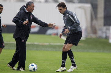 Tite orienta Paulo Andr� que volta ao time titular, durante o treino do Corinthians esta manh� no CT Joaquim Grava, no Parque Ecol�gico do Tiete. O time se prepara para o jogo contra o Ava�, amanh� domingo a tarde, dia 31/07, no est�dio da Ressacada, pela 13� rodada do Brasileir�o 2011