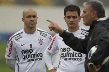 Alessandro, que volta ao time titular e Fabio Santos ouvem as intrucoes do t�cnico Tite durante o treino do Corinthians esta tarde no CT Joaquim Grava, no Parque Ecol�gico do Tiete. O time se prepara para o jogo contra o Santos, amanh�, quarta-feira a noite, dia 10/08, no est�dio da Vila Belmiro, em Santos, jogo adiado da 5� rodada do Brasileir�o 2011, que deveria ter acontecido em 19/06