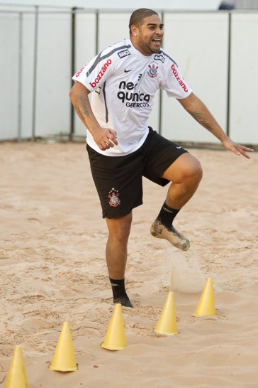 O atacante Adriano, junto com os fisioterapeutas Caio Mello e Bruno Mazziotti, fez trabalho especial na areia, durante o treino do Corinthians esta tarde no CT Joaquim Grava, no Parque Ecol�gico do Tiete. O time se prepara para o jogo contra o Santos, amanh�, quarta-feira a noite, dia 10/08, no est�dio da Vila Belmiro, em Santos, jogo adiado da 5� rodada do Brasileir�o 2011, que deveria ter acontecido em 19/06